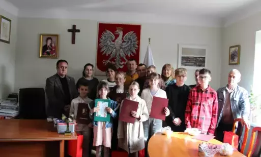 Zdjęcie do Wręczenie nagr&oacute;d laureatom konkursu plastycznego dla dzieci &bdquo;Gminna Kartka Wielkanocna 2025&rdquo;. 